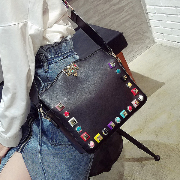 Красива дамска чанта с метална декорация и цветна дръжка