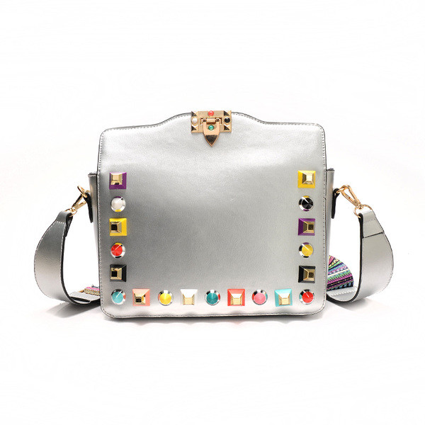 Красива дамска чанта с метална декорация и цветна дръжка