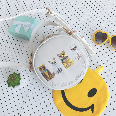 Сладка дамска чанта в две дръжки и бродерия, в бял и черен цвят