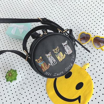 Сладка дамска чанта в две дръжки и бродерия, в бял и черен цвят