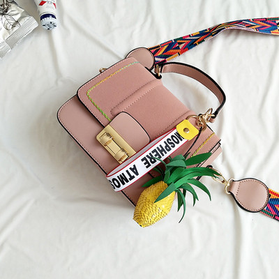 Лятна дамска чанта с цветна широка дръжка и с декорация на ананас