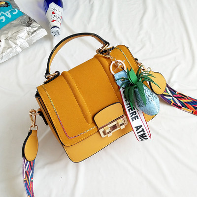 Лятна дамска чанта с цветна широка дръжка и с декорация на ананас