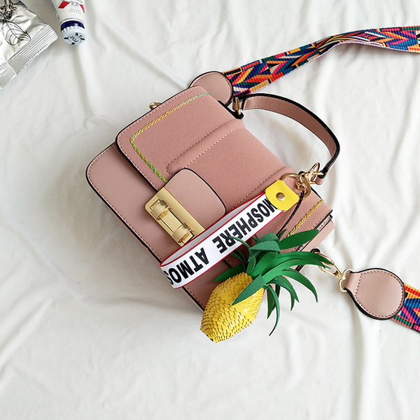 Лятна дамска чанта с цветна широка дръжка и с декорация на ананас