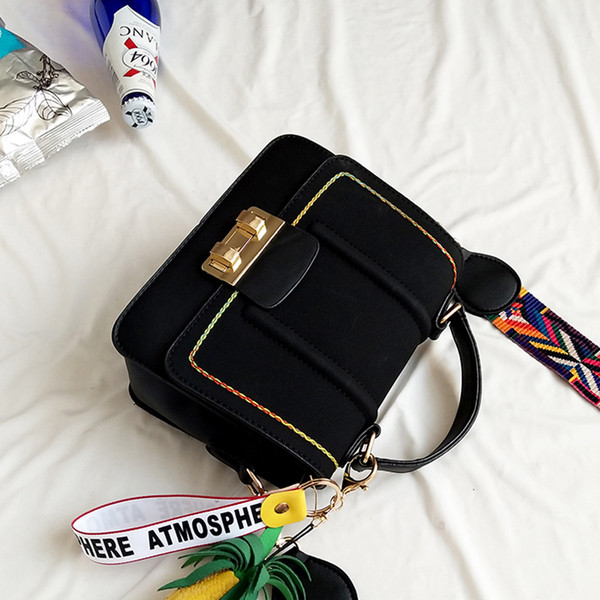 Лятна дамска чанта с цветна широка дръжка и с декорация на ананас