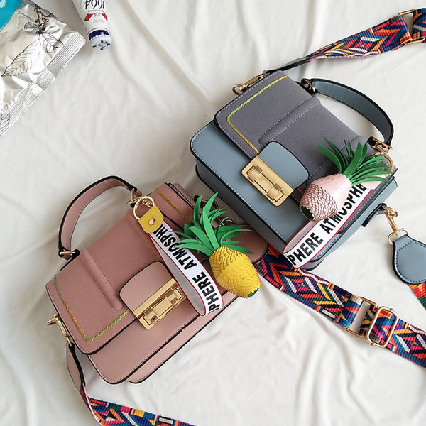 Лятна дамска чанта с цветна широка дръжка и с декорация на ананас