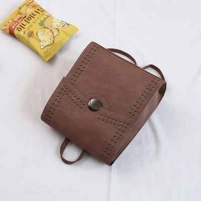 Κομψό σακίδιο με μεταλλική διακόσμηση σε τέσσερα χρώματα