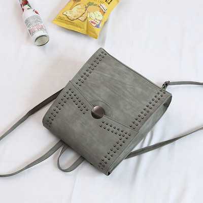 Κομψό σακίδιο με μεταλλική διακόσμηση σε τέσσερα χρώματα