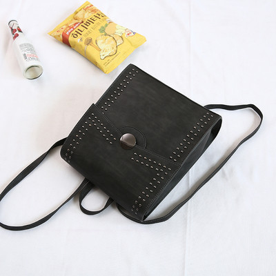 Κομψό σακίδιο με μεταλλική διακόσμηση σε τέσσερα χρώματα