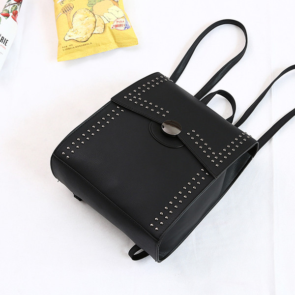 Κομψό σακίδιο με μεταλλική διακόσμηση σε τέσσερα χρώματα