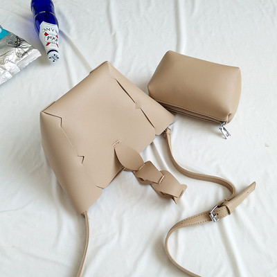 Стилна дамска чанта в интересна форма + портмоне в три цвята