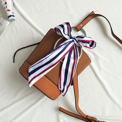 Красива и ежедневна дамска чанта с панделка