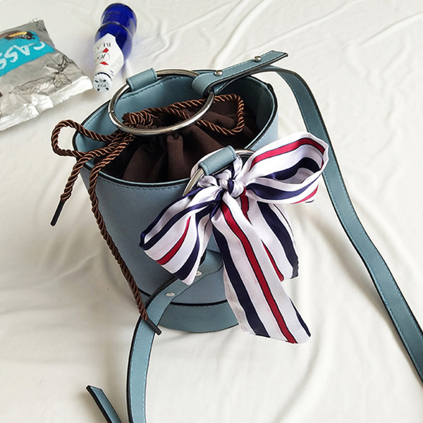 Красива и ежедневна дамска чанта с панделка