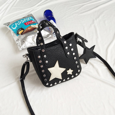 Мини дамска чанта с метална декорация и звездичка