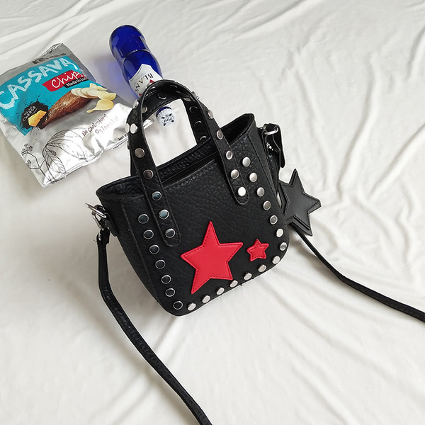 Мини дамска чанта с метална декорация и звездичка
