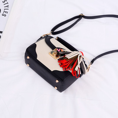 Мини дамска чанта в пет цвята с декорация пискюл