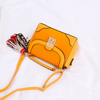 Мини дамска чанта в пет цвята с декорация пискюл