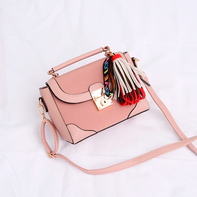 Мини дамска чанта в пет цвята с декорация пискюл