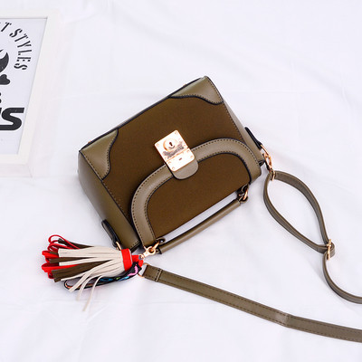 Мини дамска чанта в пет цвята с декорация пискюл