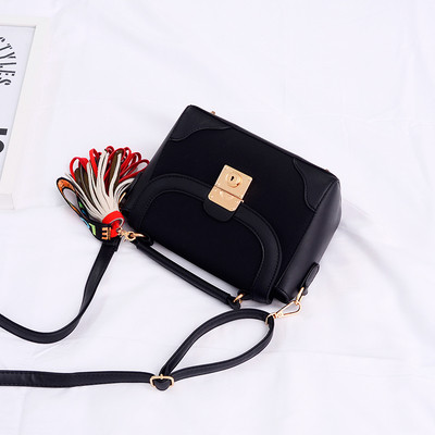 Мини дамска чанта в пет цвята с декорация пискюл