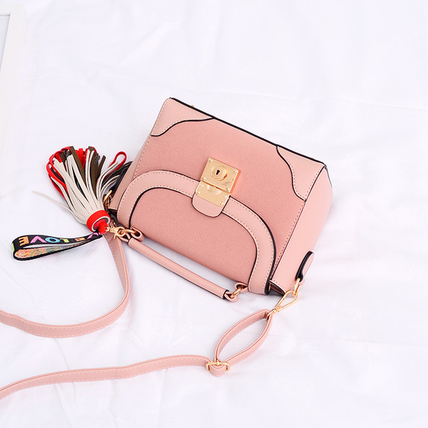 Мини дамска чанта в пет цвята с декорация пискюл