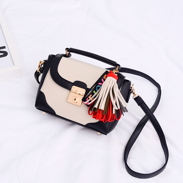 Мини дамска чанта в пет цвята с декорация пискюл