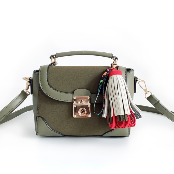 Мини дамска чанта в пет цвята с декорация пискюл