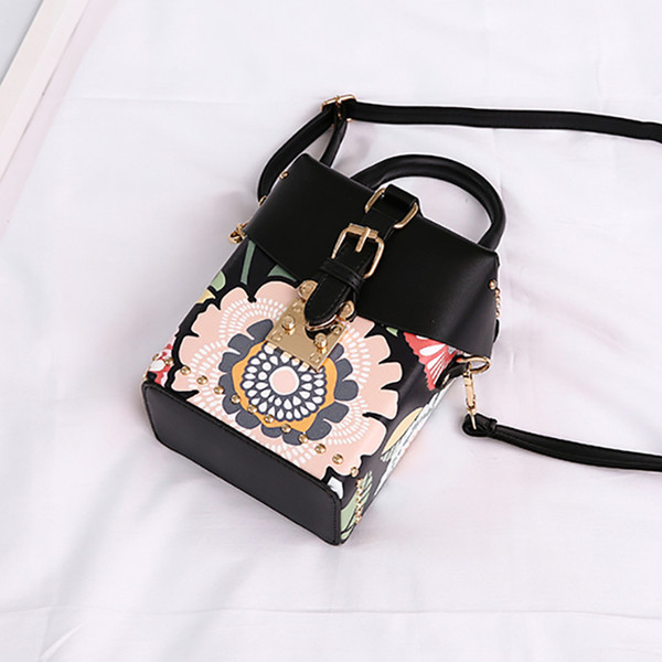 Красива мини дамска чанта в правоъгълна форма в четири цвята