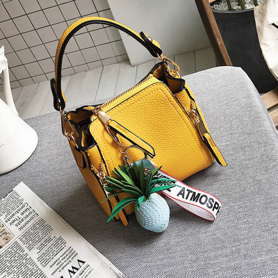 Много модерна дамска чата с две дръжки и с декорация ананас