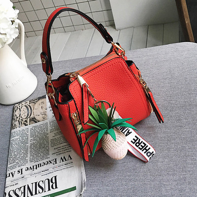 Много модерна дамска чата с две дръжки и с декорация ананас