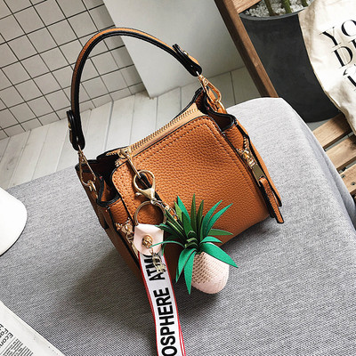 Много модерна дамска чата с две дръжки и с декорация ананас