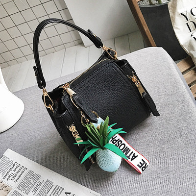 Много модерна дамска чата с две дръжки и с декорация ананас