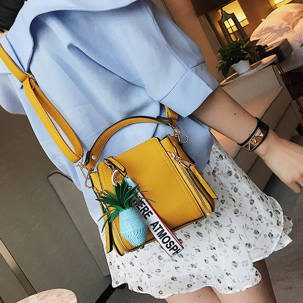 Много модерна дамска чата с две дръжки и с декорация ананас