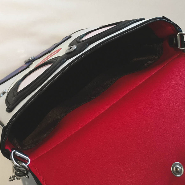 Стилна дамска чанта с апликация и с метална дръжка в три цвята