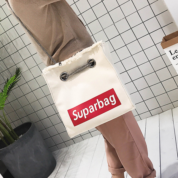 Практична дамска чанта метална дръжка и с надпис