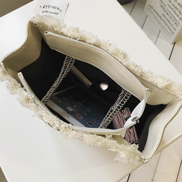 Практична дамска чанта метална дръжка и с надпис