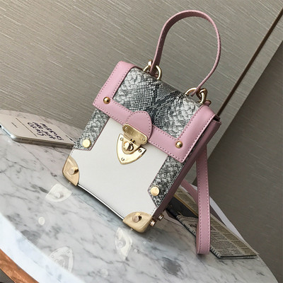 Стилна дамска чанта с две дръжки в правоъгълна форма