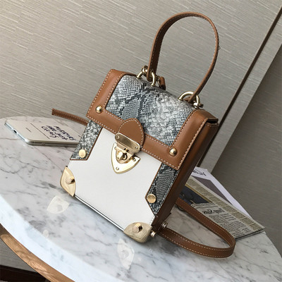 Стилна дамска чанта с две дръжки в правоъгълна форма