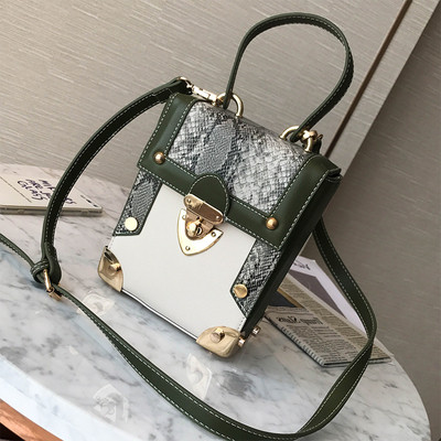 Стилна дамска чанта с две дръжки в правоъгълна форма