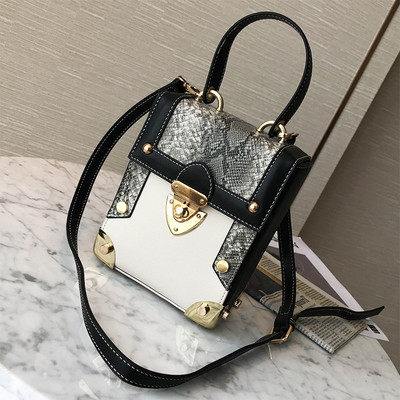 Стилна дамска чанта с две дръжки в правоъгълна форма