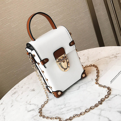 Много модерна дамска чанта в правоъгълна форма в три цвята с метална дръжка