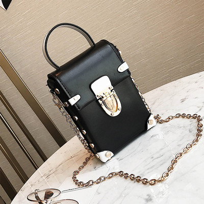 Много модерна дамска чанта в правоъгълна форма в три цвята с метална дръжка