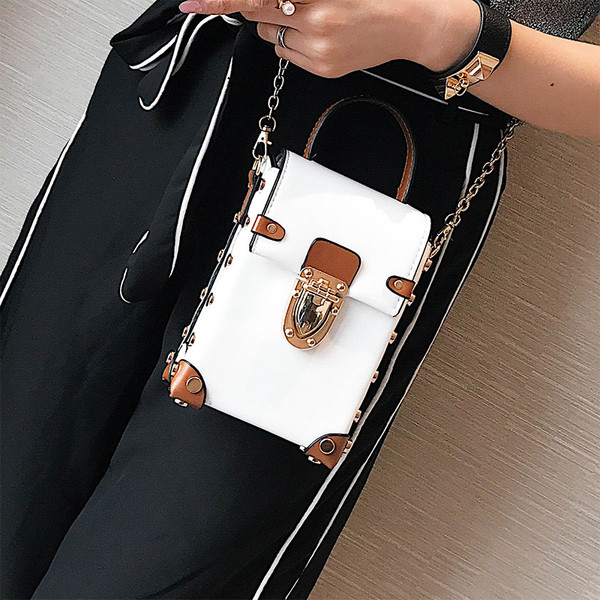 Много модерна дамска чанта в правоъгълна форма в три цвята с метална дръжка