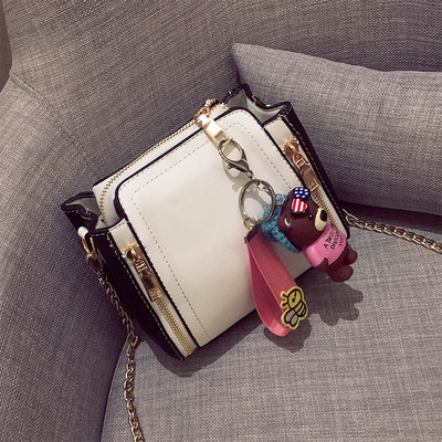 Мини дамска чанта с декорация мече и метална дръжка в четири цвята