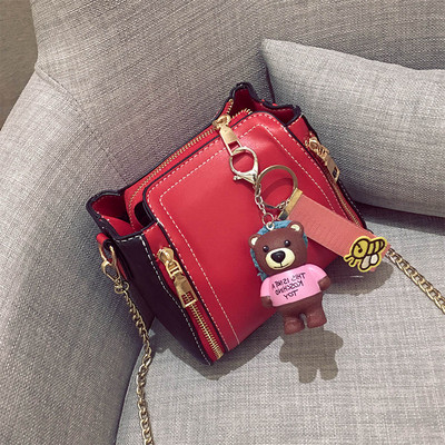 Мини дамска чанта с декорация мече и метална дръжка в четири цвята