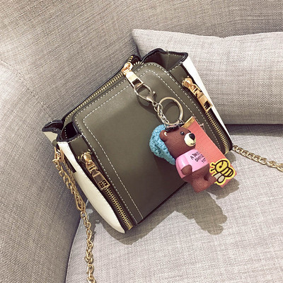 Мини дамска чанта с декорация мече и метална дръжка в четири цвята