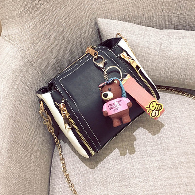 Мини дамска чанта с декорация мече и метална дръжка в четири цвята