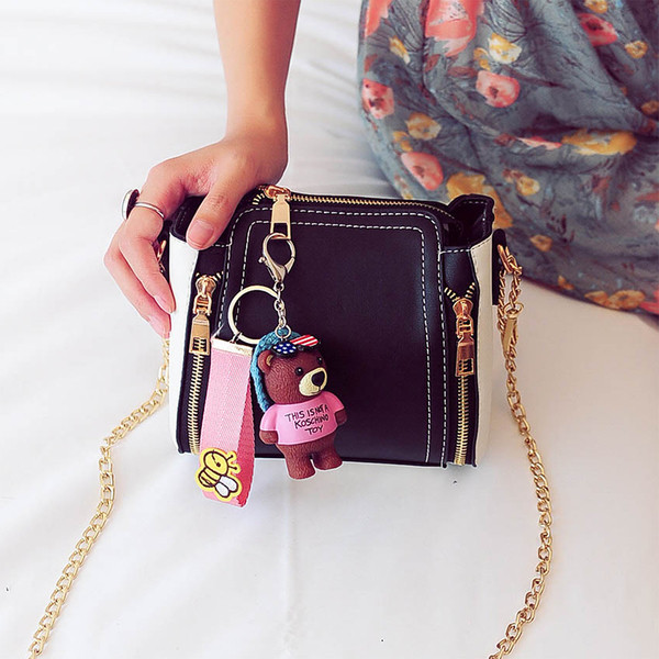 Мини дамска чанта с декорация мече и метална дръжка в четири цвята