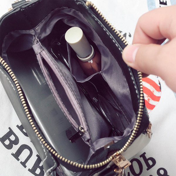 Мини дамска чанта с декорация мече и метална дръжка в четири цвята