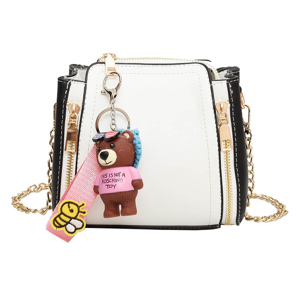 Мини дамска чанта с декорация мече и метална дръжка в четири цвята