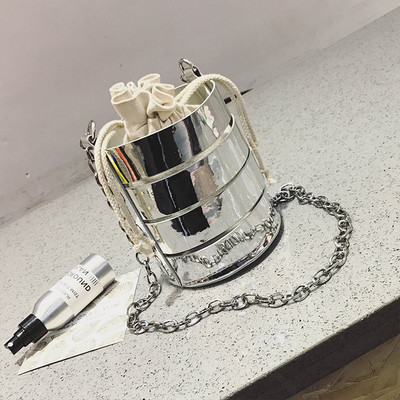 Интересна мини дамска чанта в два цвята с метална дръжка